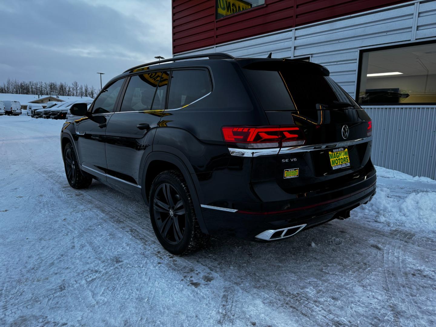 2021 Black /Black Volkswagen Atlas SEL 4-Motion (1V2RR2CA9MC) with an 3.6L V6 Gasoline engine, located at 1960 Industrial Drive, Wasilla, 99654, (907) 274-2277, 61.573475, -149.400146 - Photo#3